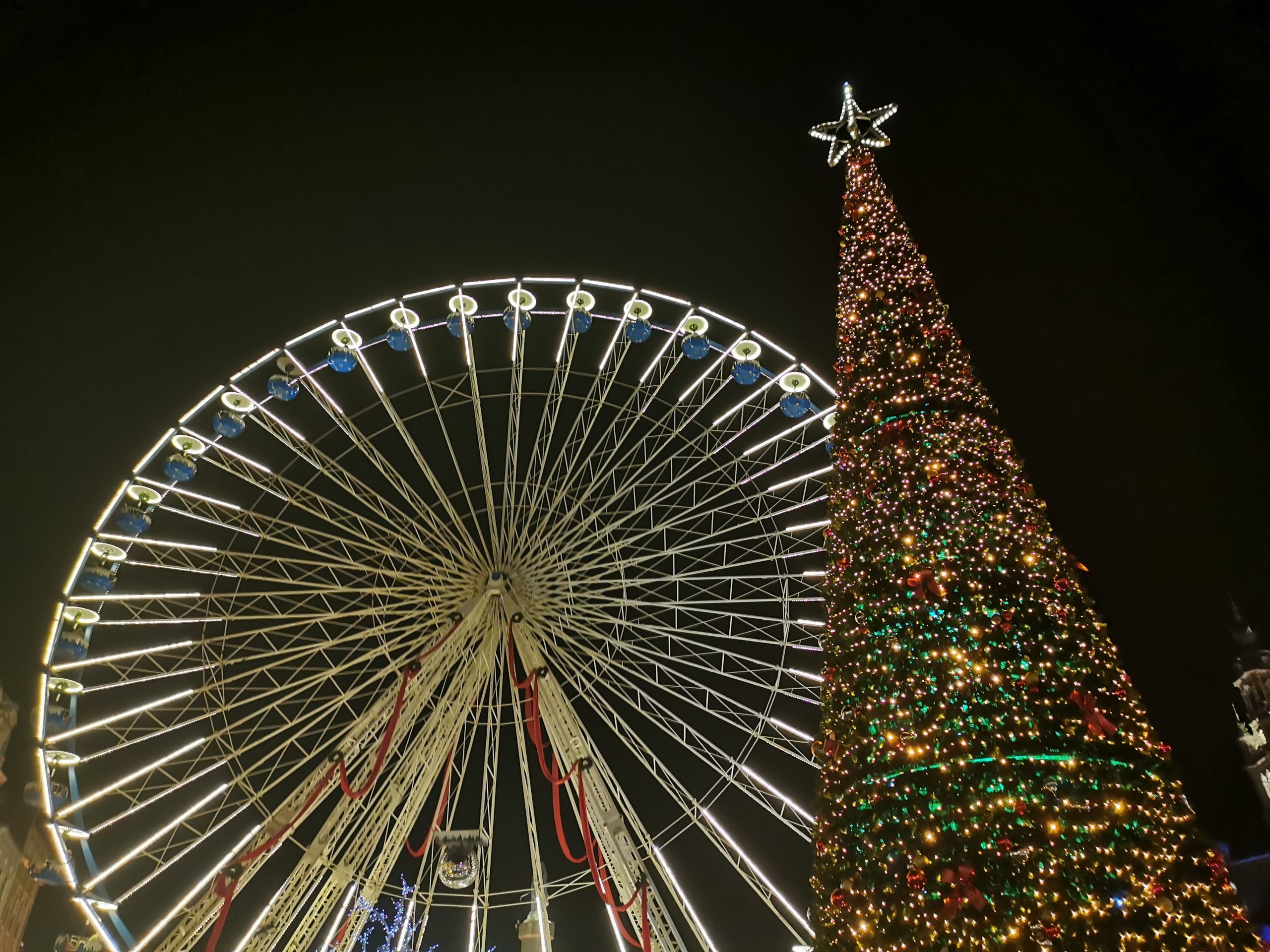 Grand sapin de Noël et grande roue sur la grand place de Lille